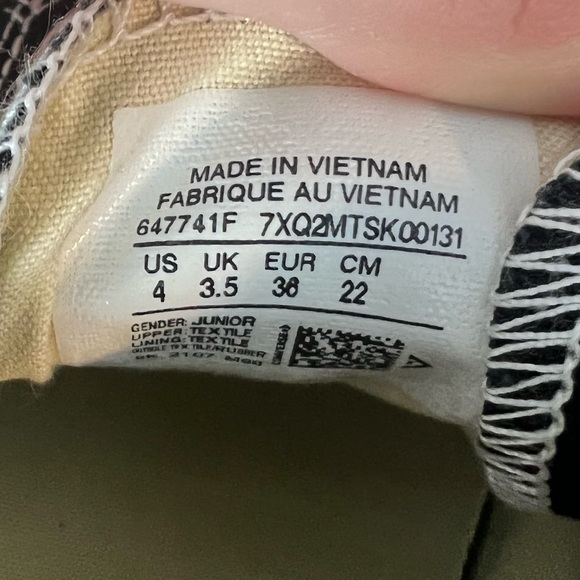 Chuck Taylor low converse. - Picture 2 of 2